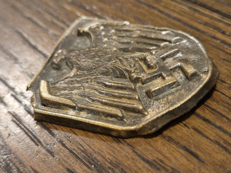 WW2 German Wehrmacht DAK pith helmet badge