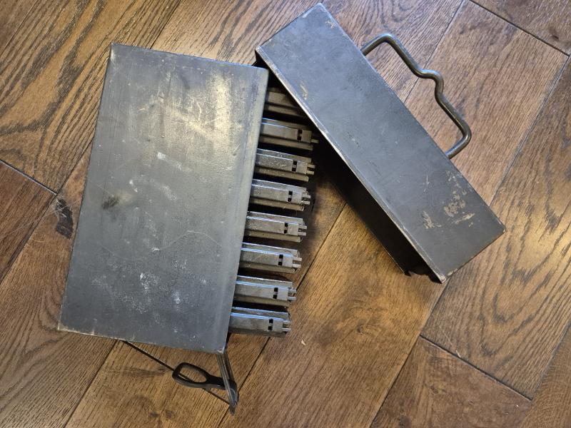 WW2 GERMAN ARMY MG13 BOX WITH 8 MAGAZINES IN VGC