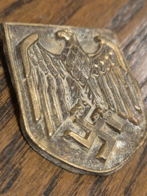 WW2 German Wehrmacht DAK pith helmet badge