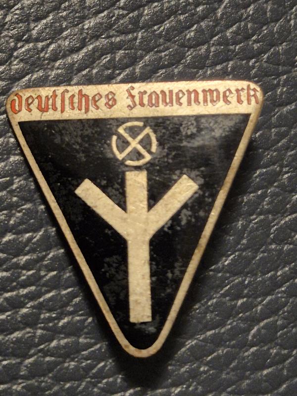 Women’s “Deutsches Frauenwerk” Membership Badge by RZM M1/105